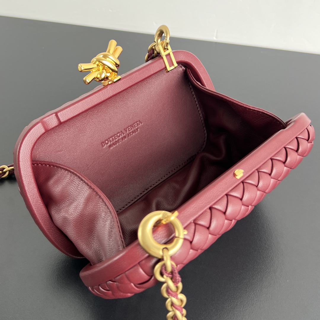 Knot Padded Intreccio Leather Clutch With Chain Bordeaux